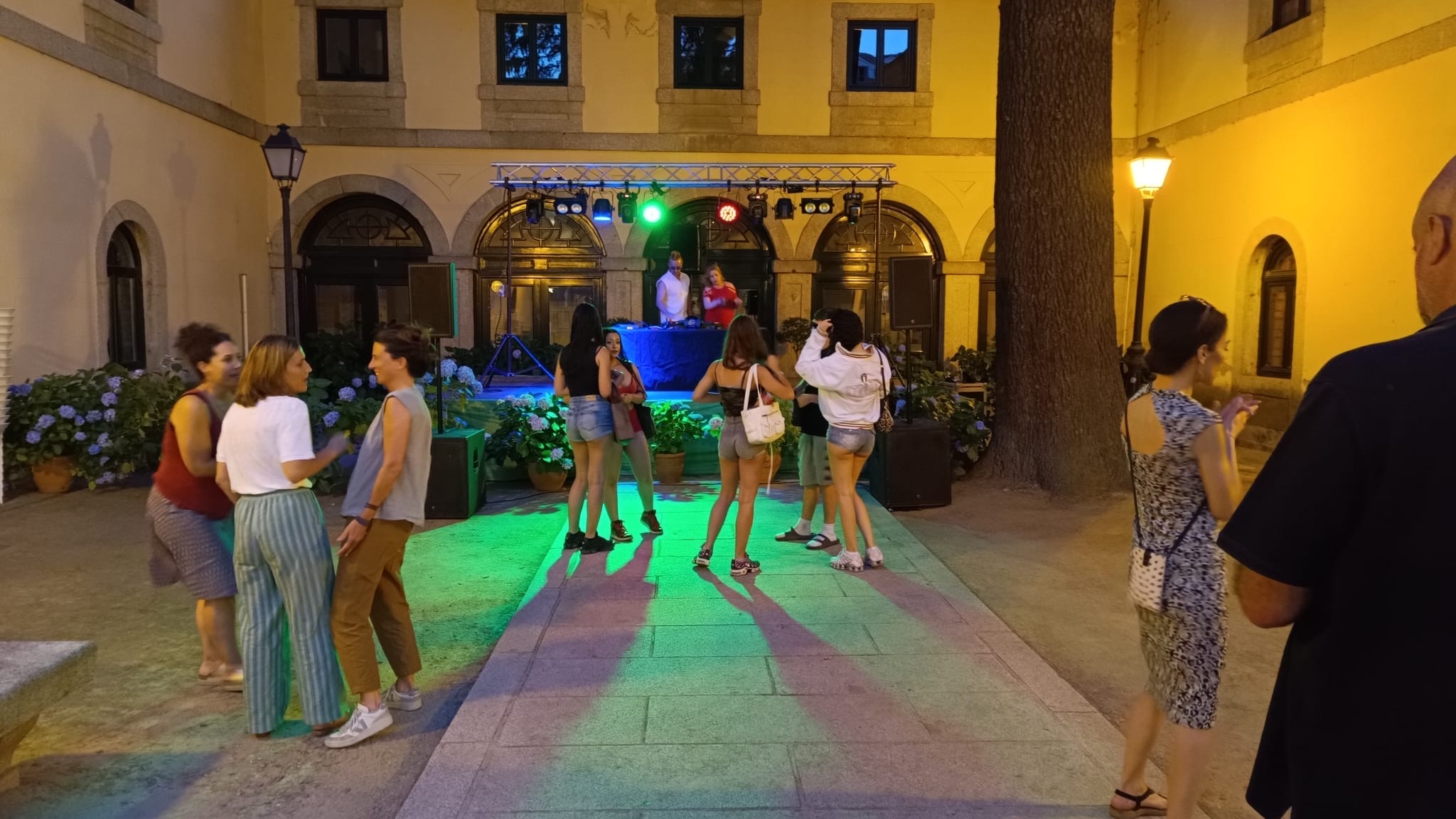 Sesión de música contemporánea pinchada por la DJ Selene Coll