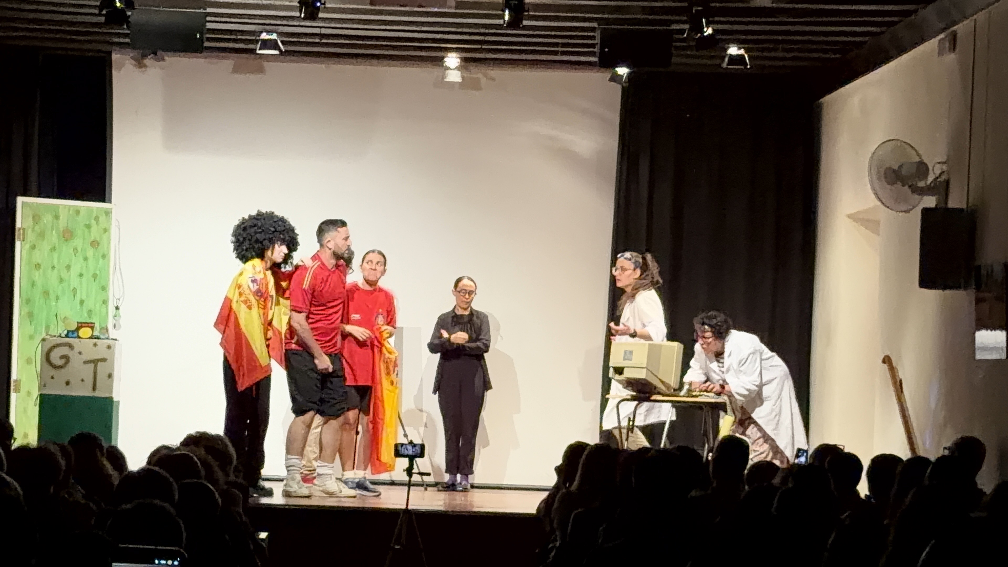 La compañía El telón encantado representa “Guardianes temporales”, una comedia teatral dirigida por Jorge Montiel