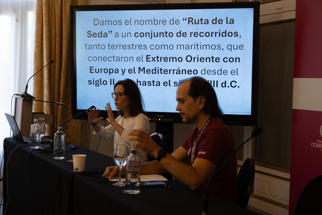 Eva Tobalina explica cómo los caminos de la seda transformaron las relaciones entre Oriente y Occidente 