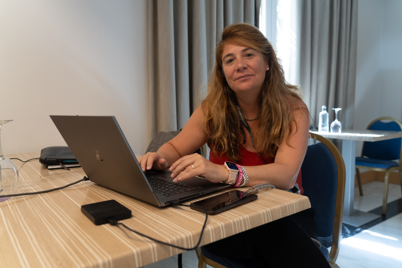 La catedrática María Esperanza Román señala que la IA generativa puede empobrecer la creatividad y reforzar intereses comerciales